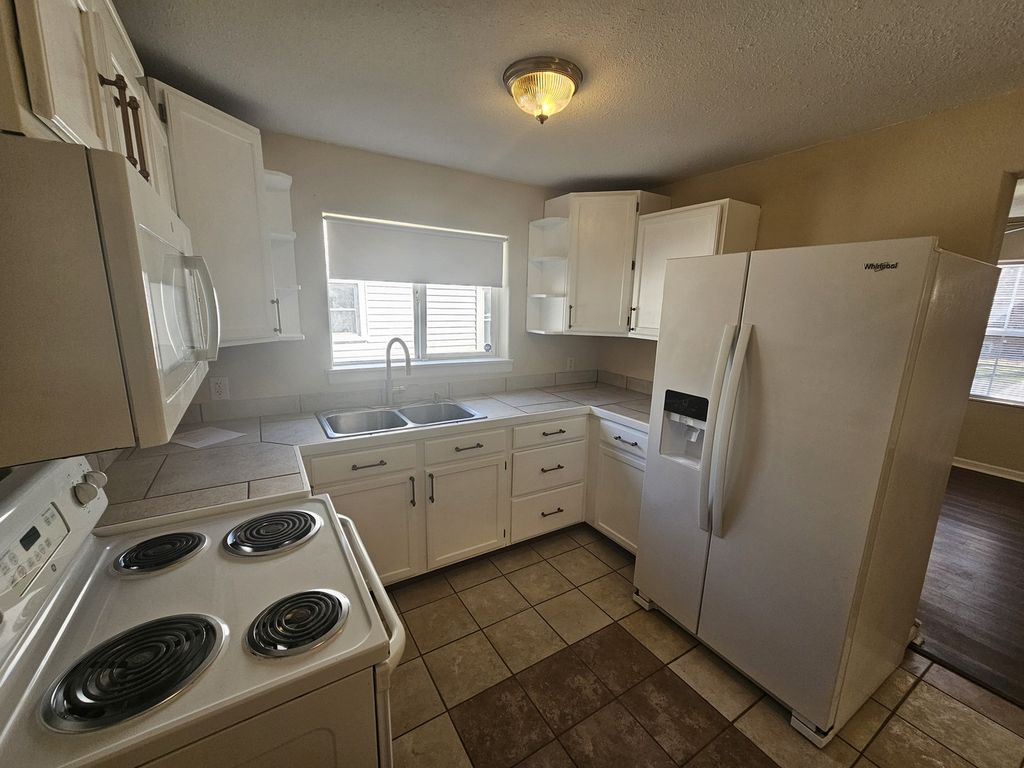 Image 10 of property listing at 1033 S 17th, Mt Vernon, IL 62864