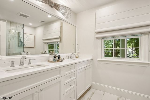 32 Stratford Dr, Livingston Twp., NJ 07039
