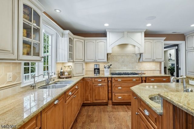 32 Stratford Dr, Livingston Twp., NJ 07039