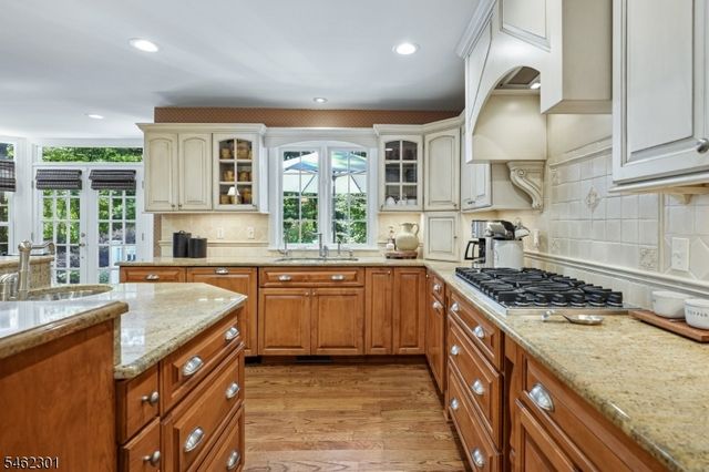 32 Stratford Dr, Livingston Twp., NJ 07039