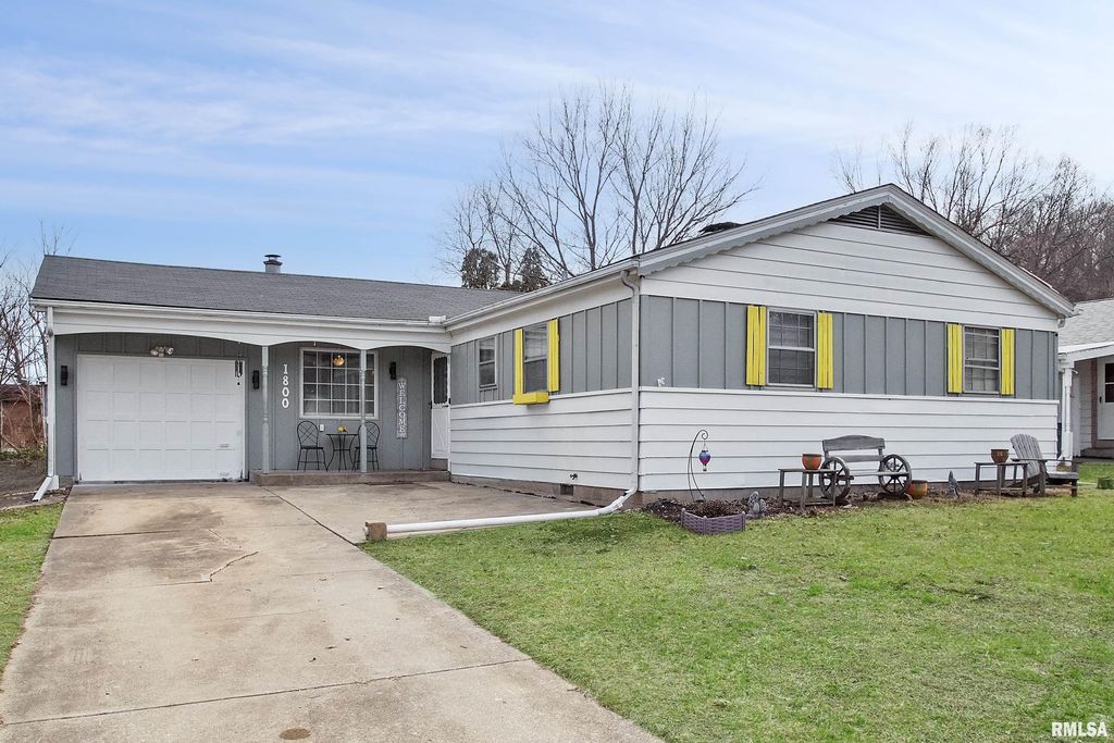 1800 E Saint Jude Court, Peoria Heights, IL 61616