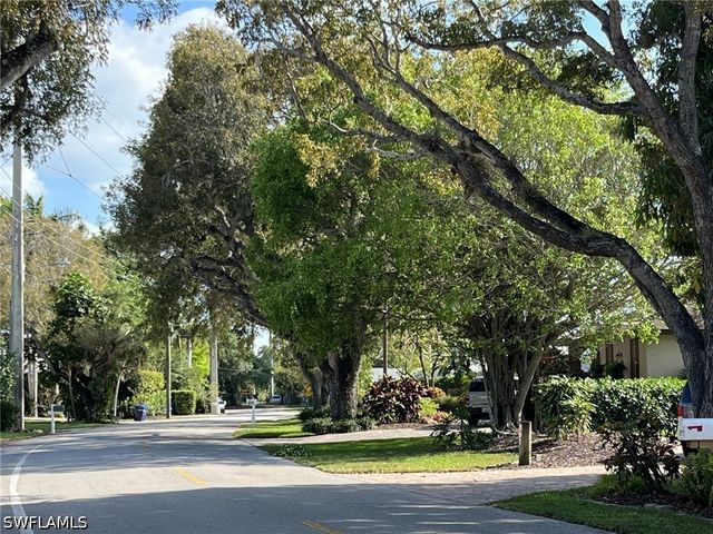 930 13th ST N, Naples, FL 34102