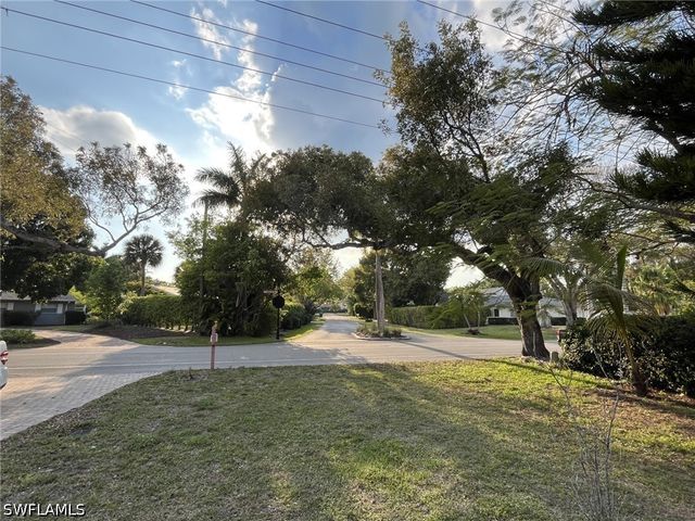 930 13th ST N, Naples, FL 34102