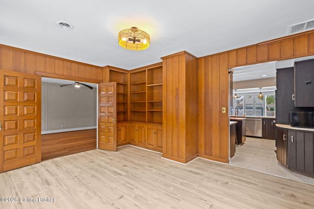 8412 Oxford Woods Ct, Louisville, KY 40222