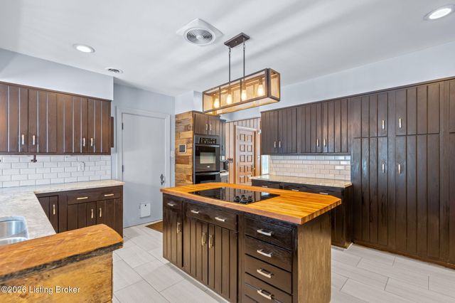 8412 Oxford Woods Ct, Louisville, KY 40222