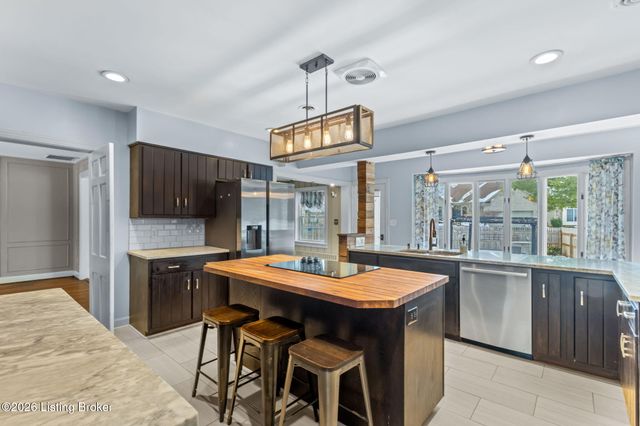 8412 Oxford Woods Ct, Louisville, KY 40222