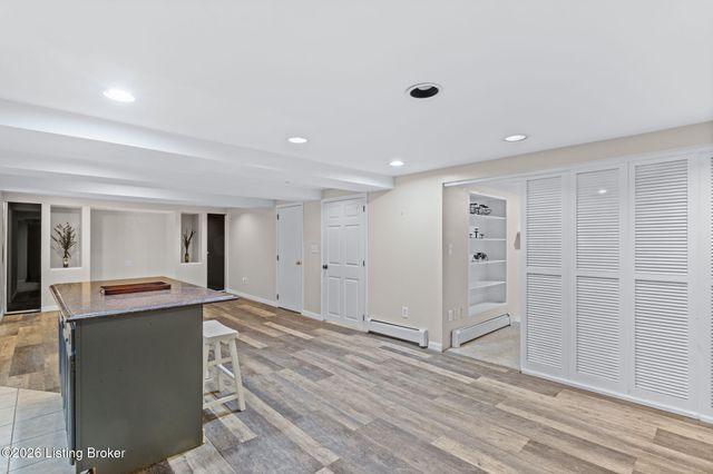 8412 Oxford Woods Ct, Louisville, KY 40222