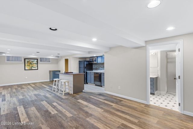 8412 Oxford Woods Ct, Louisville, KY 40222