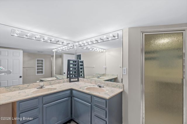 8412 Oxford Woods Ct, Louisville, KY 40222