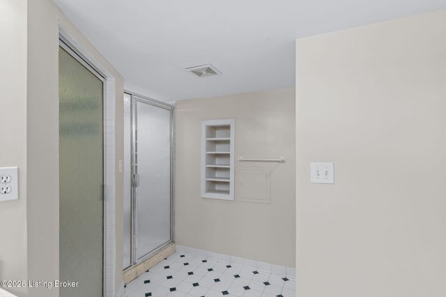 8412 Oxford Woods Ct, Louisville, KY 40222