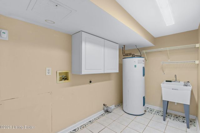 8412 Oxford Woods Ct, Louisville, KY 40222