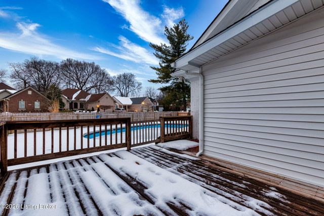 8412 Oxford Woods Ct, Louisville, KY 40222