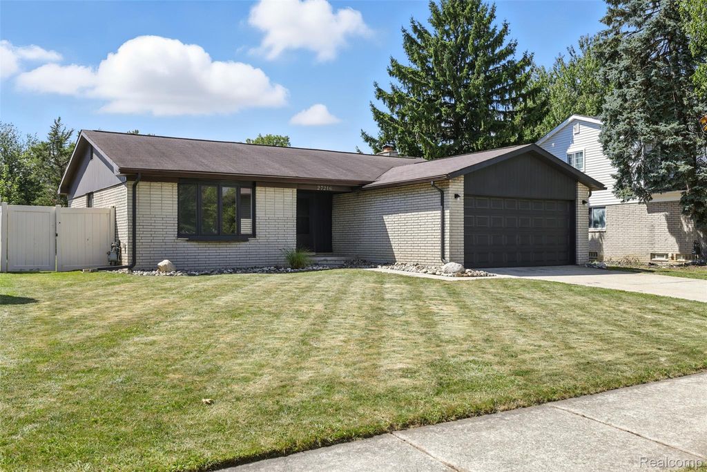 27216 Roney Avenue, Brownstown Charter Township, MI 48183