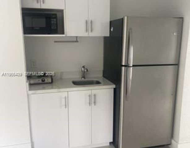 12715 NW 7th St, Miami, FL 33182