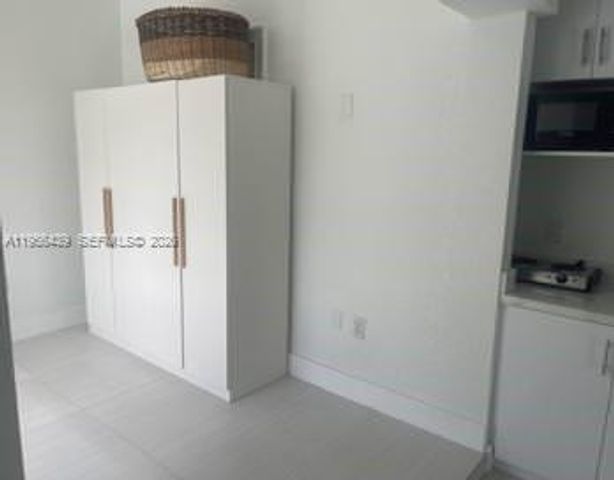 12715 NW 7th St, Miami, FL 33182