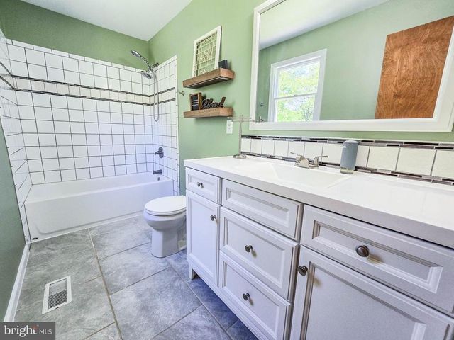 6235 SCOTTSVILLE RD, Jeffersonton, VA 22724