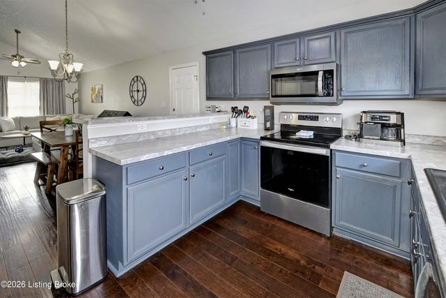 7920 Grandmeadow Ln, Louisville, KY 40258