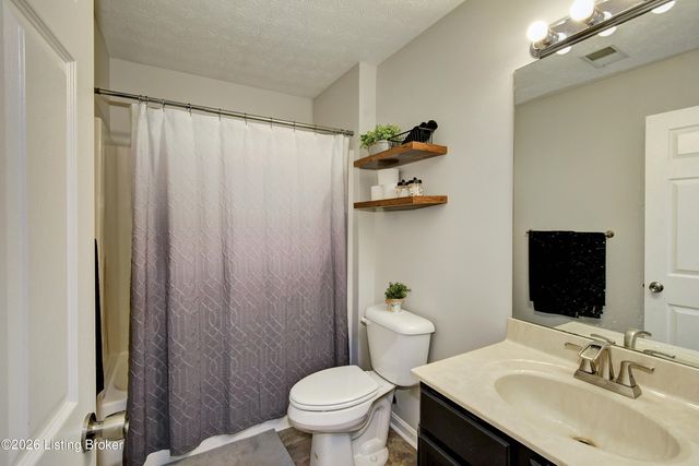 7920 Grandmeadow Ln, Louisville, KY 40258