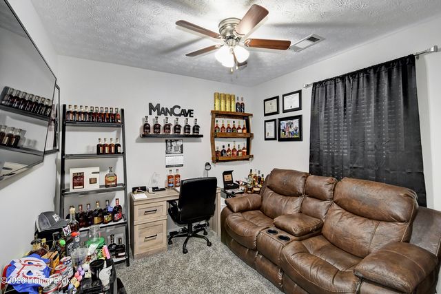 7920 Grandmeadow Ln, Louisville, KY 40258