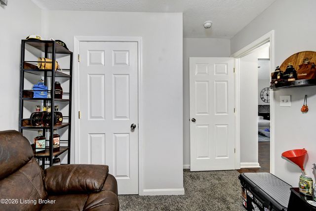 7920 Grandmeadow Ln, Louisville, KY 40258