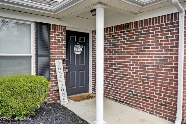 7920 Grandmeadow Ln, Louisville, KY 40258