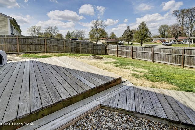 7920 Grandmeadow Ln, Louisville, KY 40258