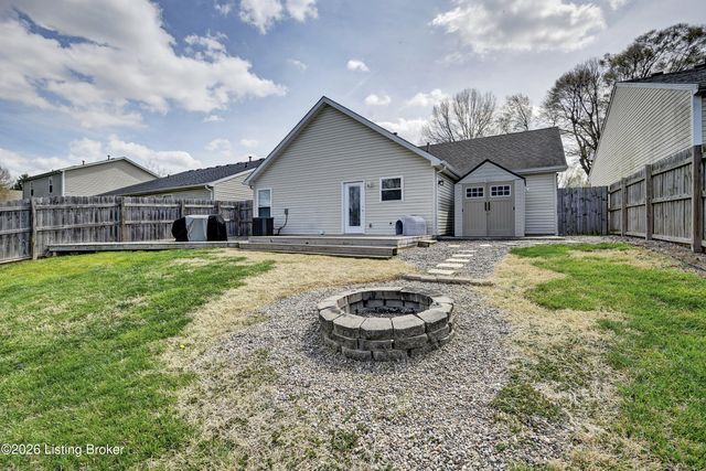 7920 Grandmeadow Ln, Louisville, KY 40258