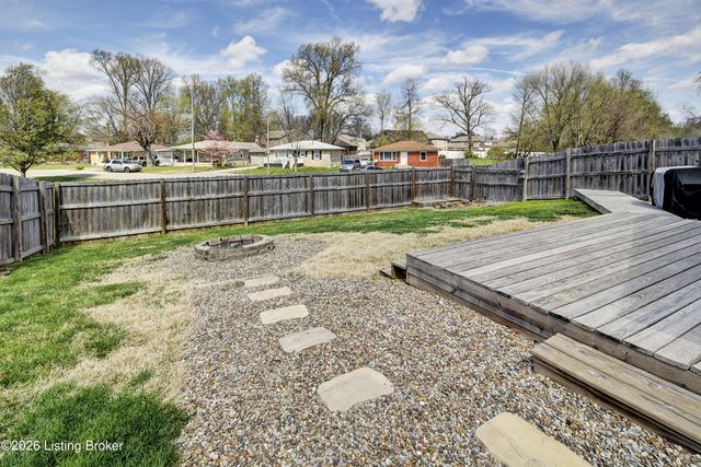 7920 Grandmeadow Ln, Louisville, KY 40258