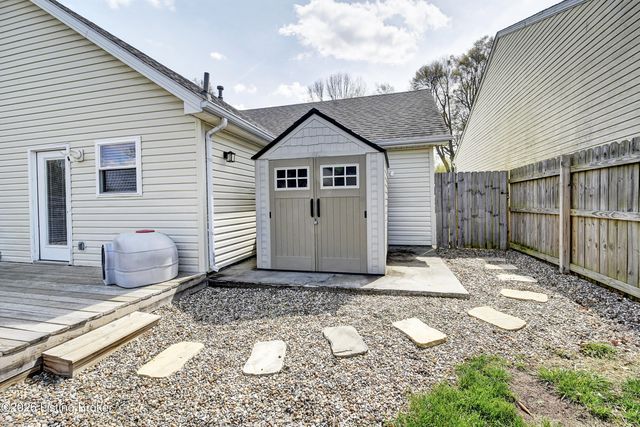 7920 Grandmeadow Ln, Louisville, KY 40258