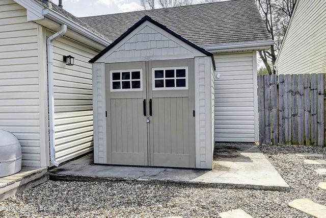 7920 Grandmeadow Ln, Louisville, KY 40258