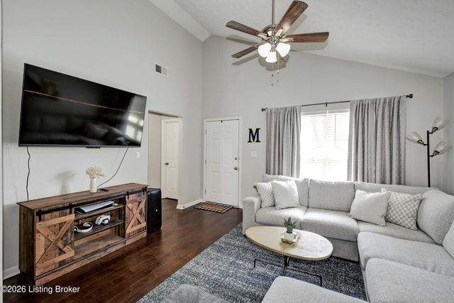 7920 Grandmeadow Ln, Louisville, KY 40258