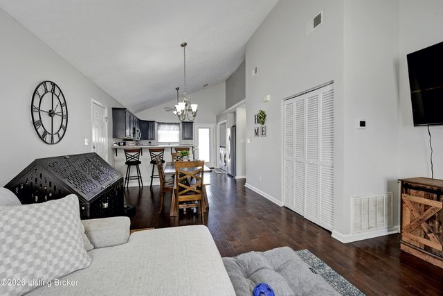 7920 Grandmeadow Ln, Louisville, KY 40258