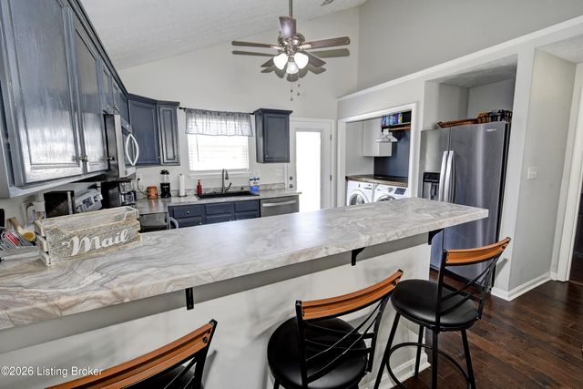 7920 Grandmeadow Ln, Louisville, KY 40258