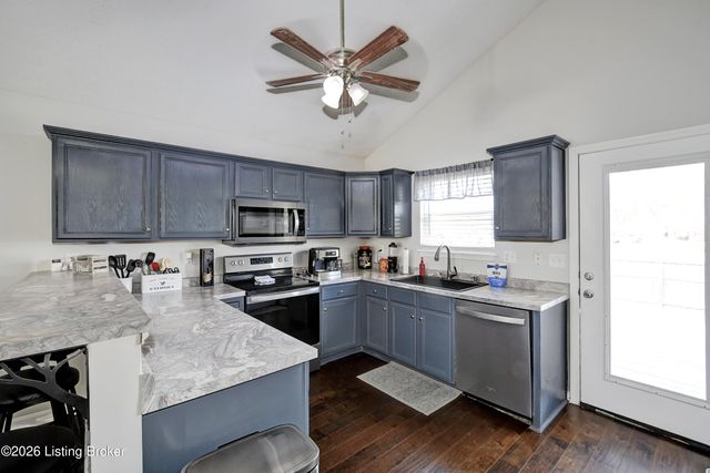 7920 Grandmeadow Ln, Louisville, KY 40258