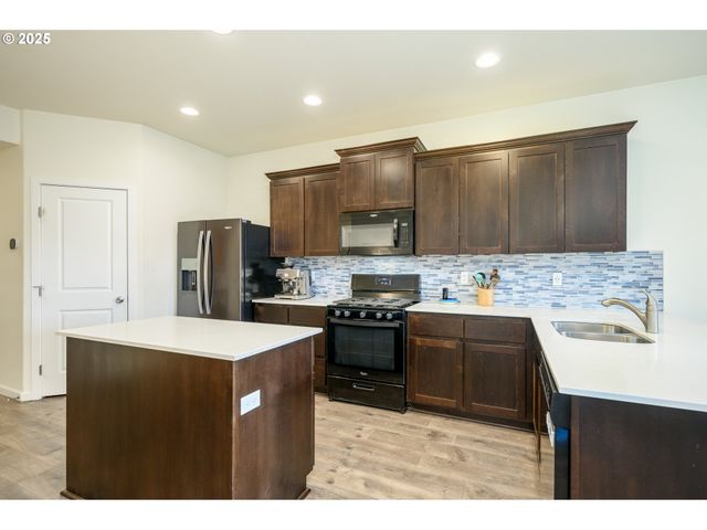 2103 Nw WOODLAND Dr, Mc Minnville, OR 97128