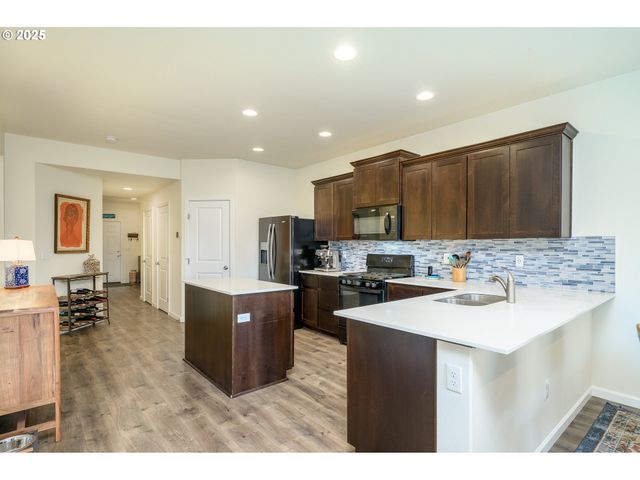 2103 Nw WOODLAND Dr, Mc Minnville, OR 97128