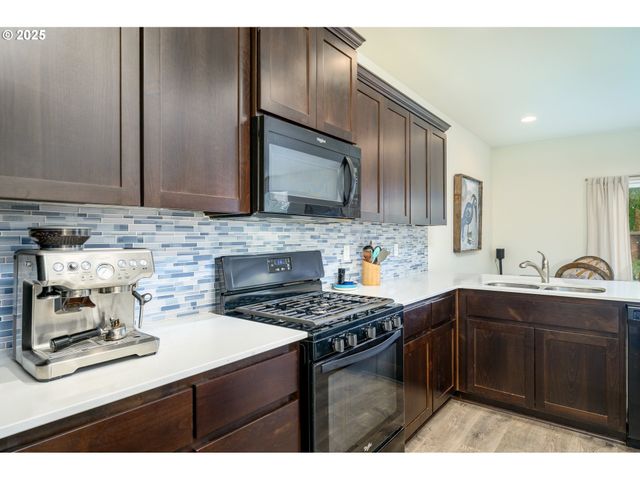 2103 Nw WOODLAND Dr, Mc Minnville, OR 97128