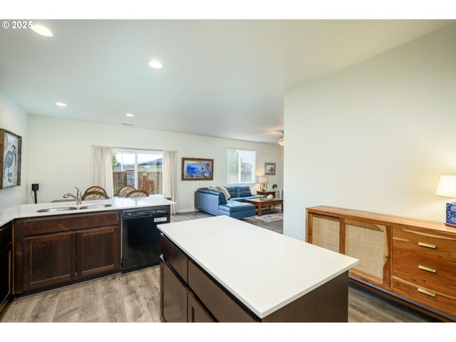 2103 Nw WOODLAND Dr, Mc Minnville, OR 97128