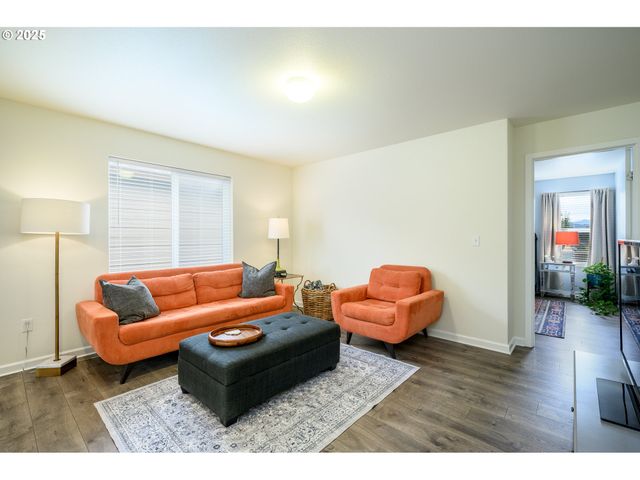 2103 Nw WOODLAND Dr, Mc Minnville, OR 97128