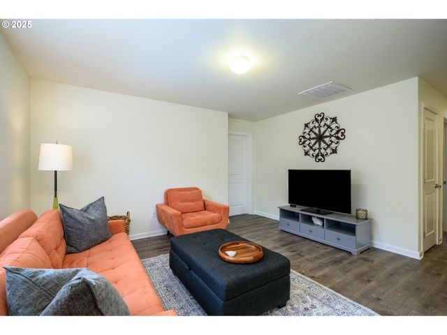 2103 Nw WOODLAND Dr, Mc Minnville, OR 97128