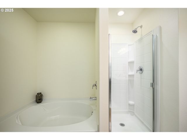 2103 Nw WOODLAND Dr, Mc Minnville, OR 97128