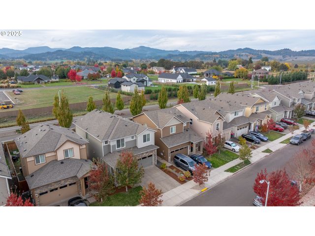 2103 Nw WOODLAND Dr, Mc Minnville, OR 97128