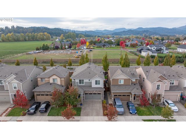 2103 Nw WOODLAND Dr, Mc Minnville, OR 97128