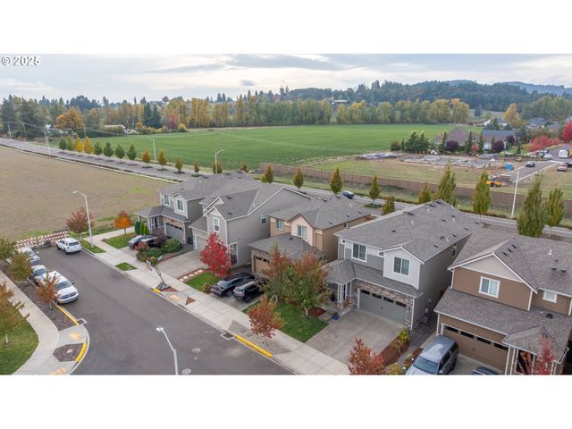 2103 Nw WOODLAND Dr, Mc Minnville, OR 97128