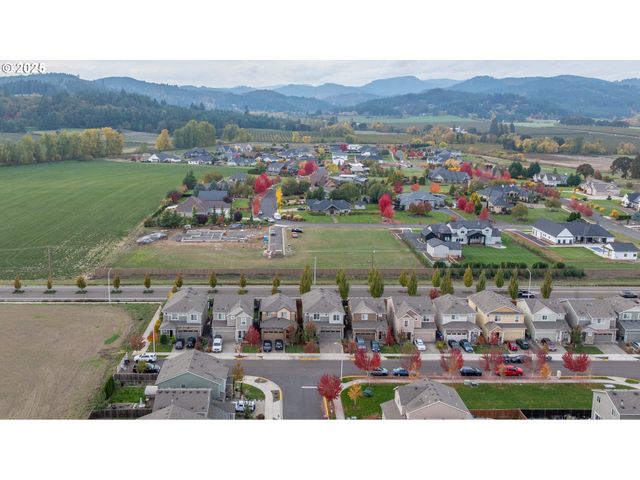 2103 Nw WOODLAND Dr, Mc Minnville, OR 97128