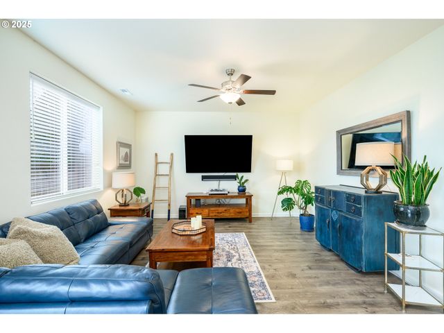 2103 Nw WOODLAND Dr, Mc Minnville, OR 97128