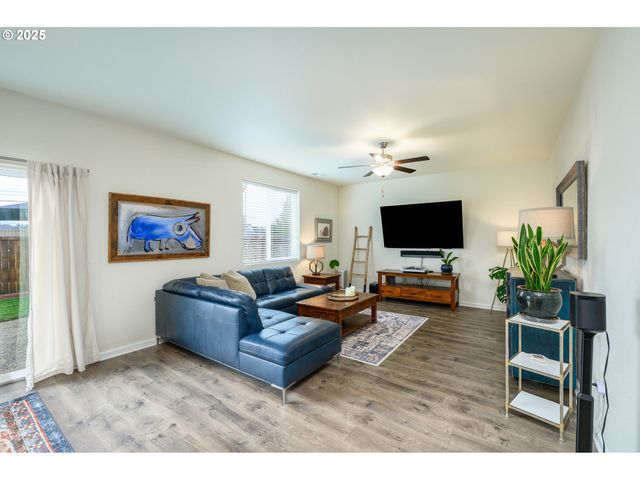 2103 Nw WOODLAND Dr, Mc Minnville, OR 97128