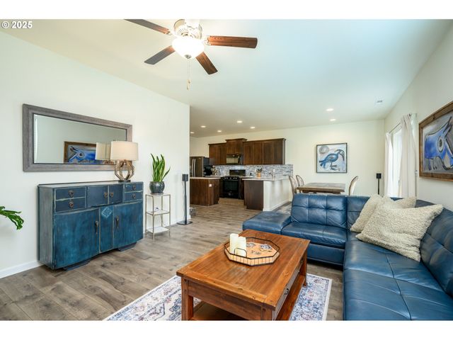 2103 Nw WOODLAND Dr, Mc Minnville, OR 97128