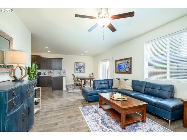 2103 Nw WOODLAND Dr, Mc Minnville, OR 97128