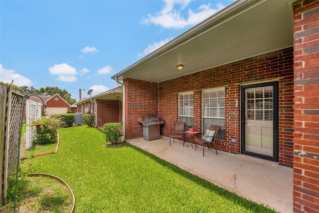 3310 Country Meadows Court, Pearland, TX 77584